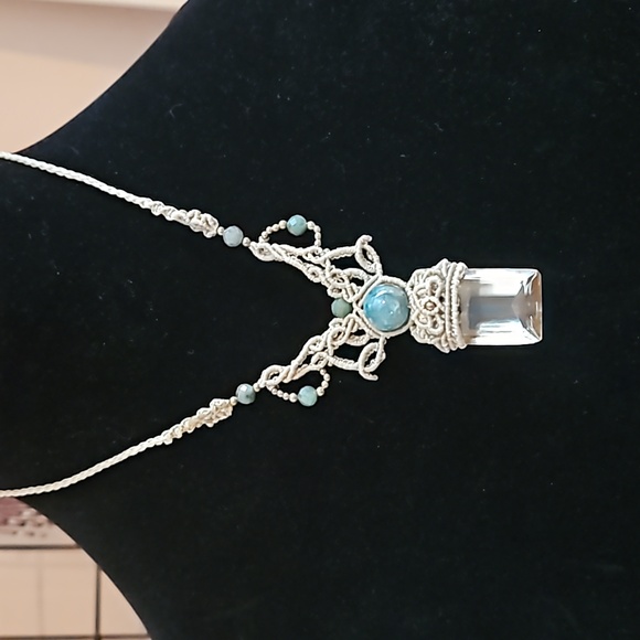 Elegant Crystal Pendant Necklace - Picture 1 of 7